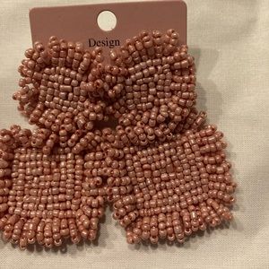 Earrings with beats old pink tone